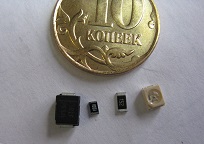 SMD-элементы: диод SMA, резистор 0805 1к, резистор 1206 1,5к, светодиод 3528 и монета 10 копеек